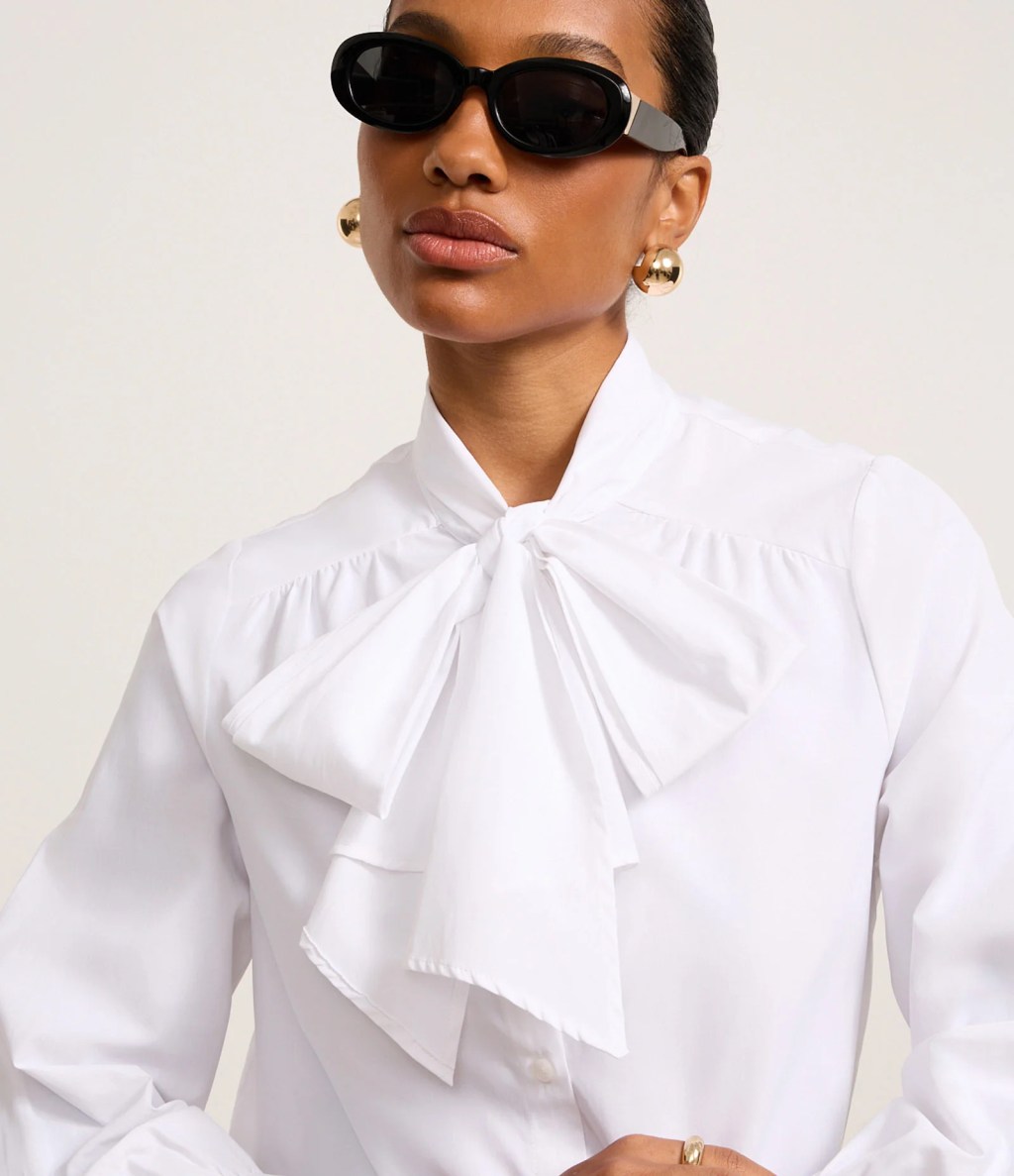 Foto de uma camisa branca com gola maxi