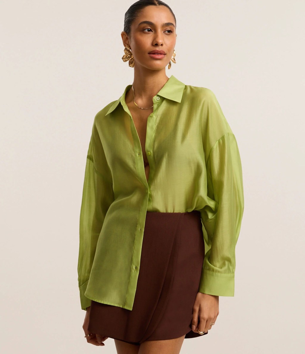 Foto de uma camisa verde