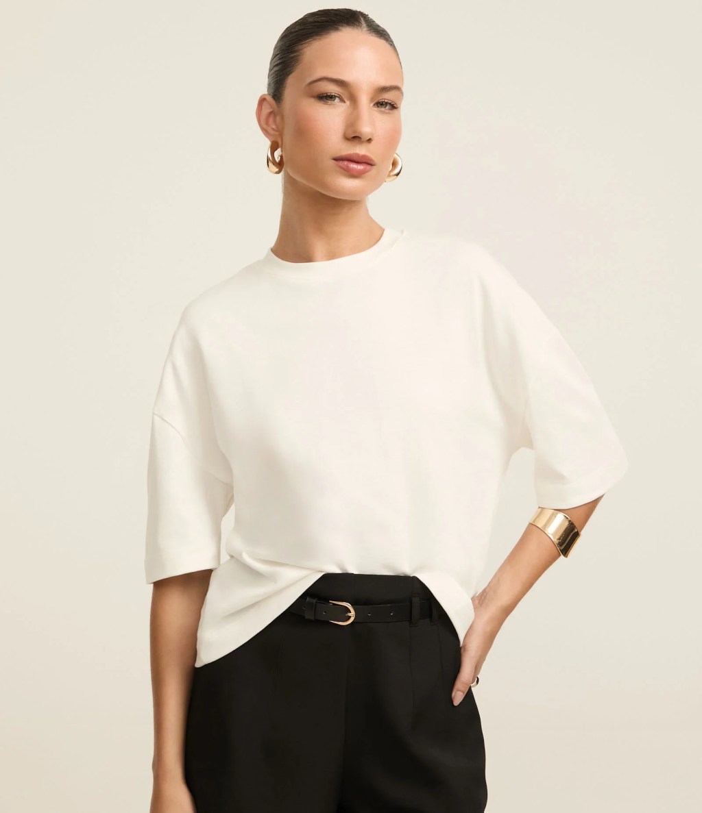 Foto de uma camiseta branca