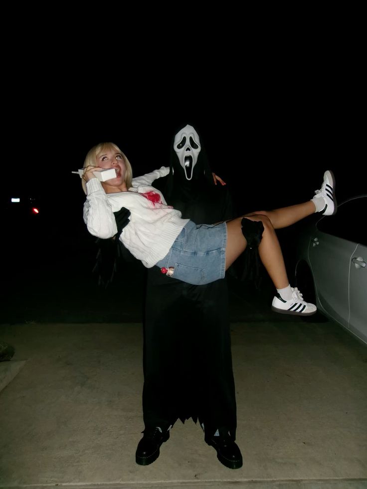 Fantasia de casal inspirada no filme P&acirc;nico, com Casey e Ghostface