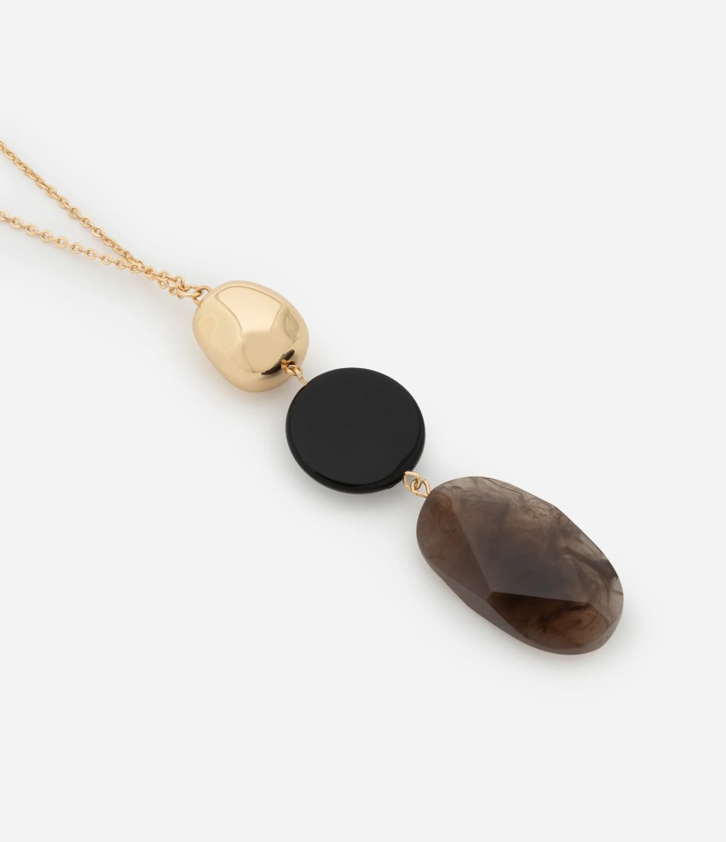 Foto de um colar com pedras