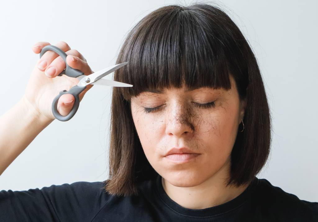 Como cortar a franja sozinha em casa (e acertar de primeira)