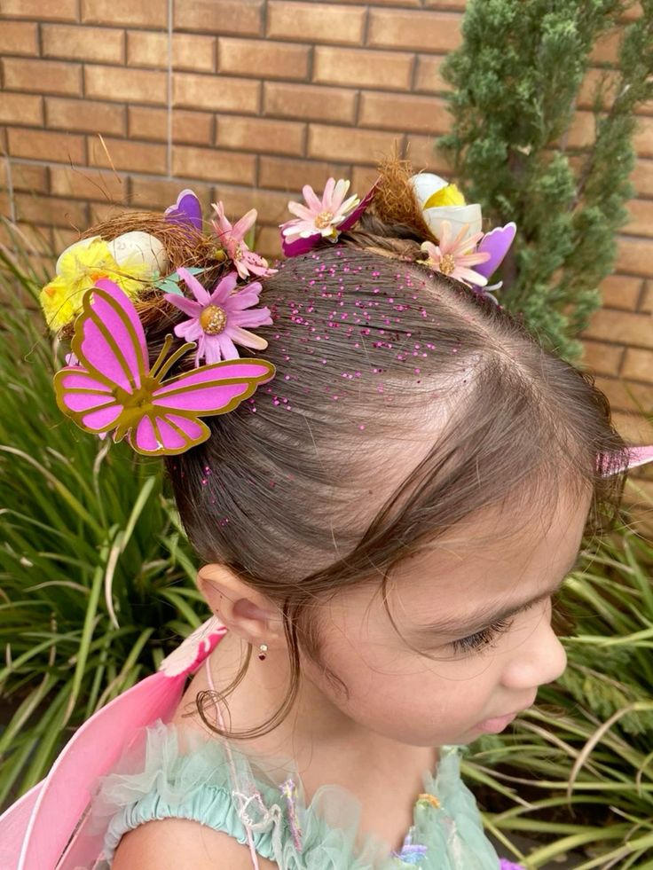Imagem mostra cabelo maluco de flores e borboletas para femininas.