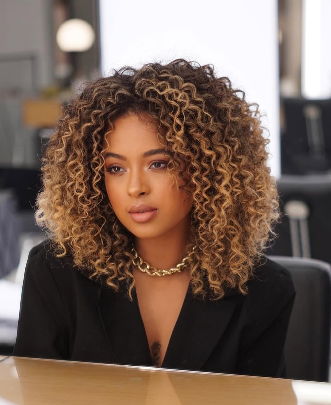 Imagem de modelo com black power iluminado