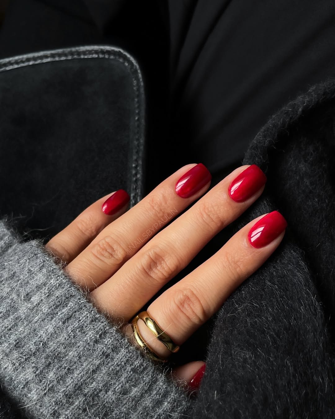 Imagem mostra unhas quadradas curtas com esmalte vermelho.