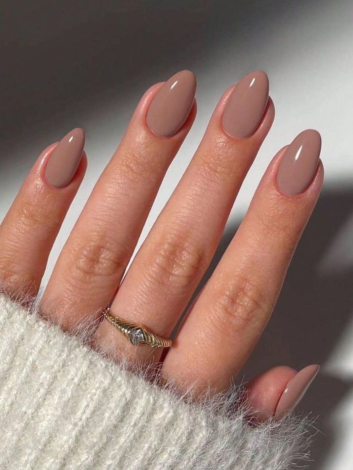Imagem mostra unhas quadradas curtas com esmalte nude.