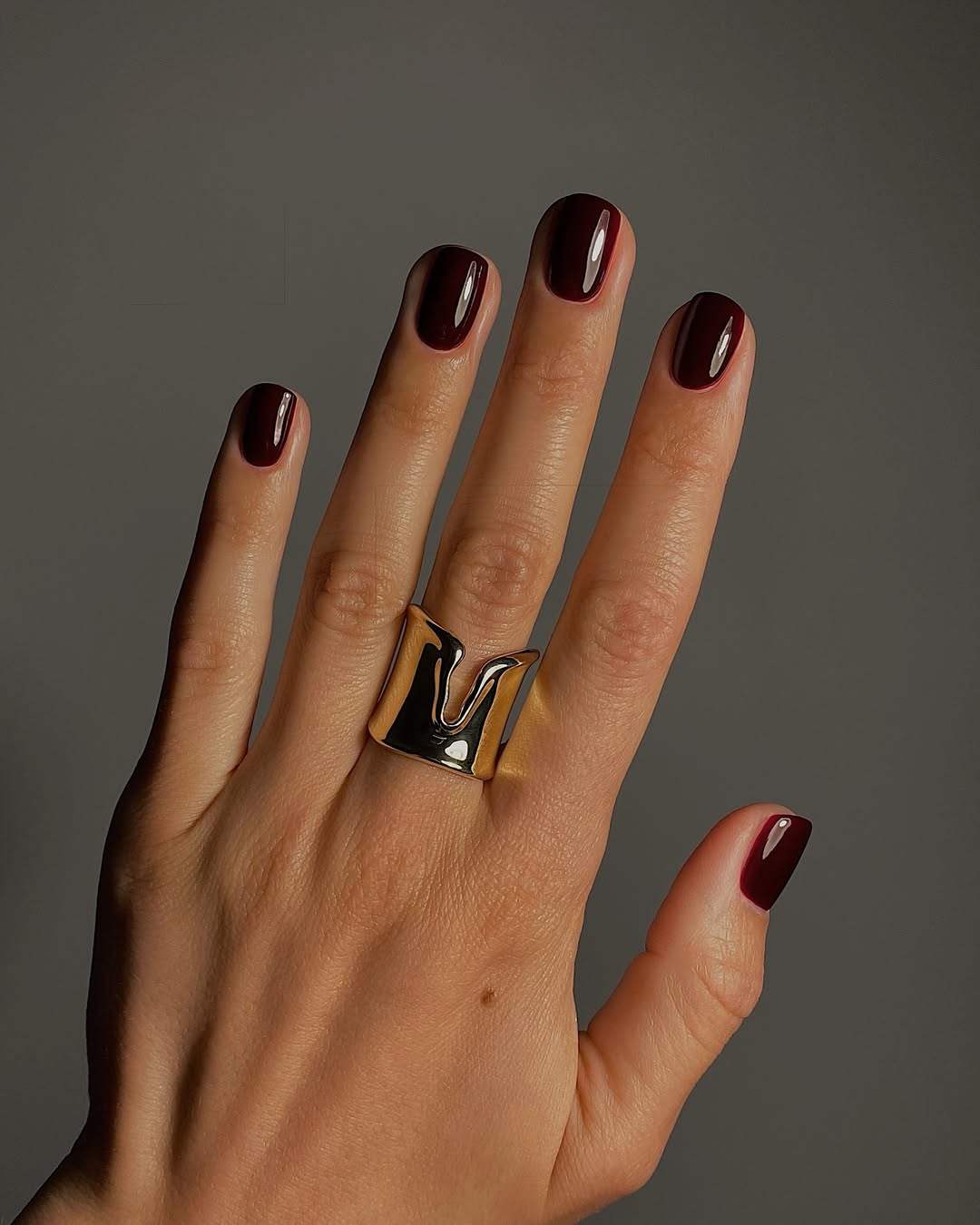 Imagem mostra unhas quadradas curtas com esmalte caf&eacute;.