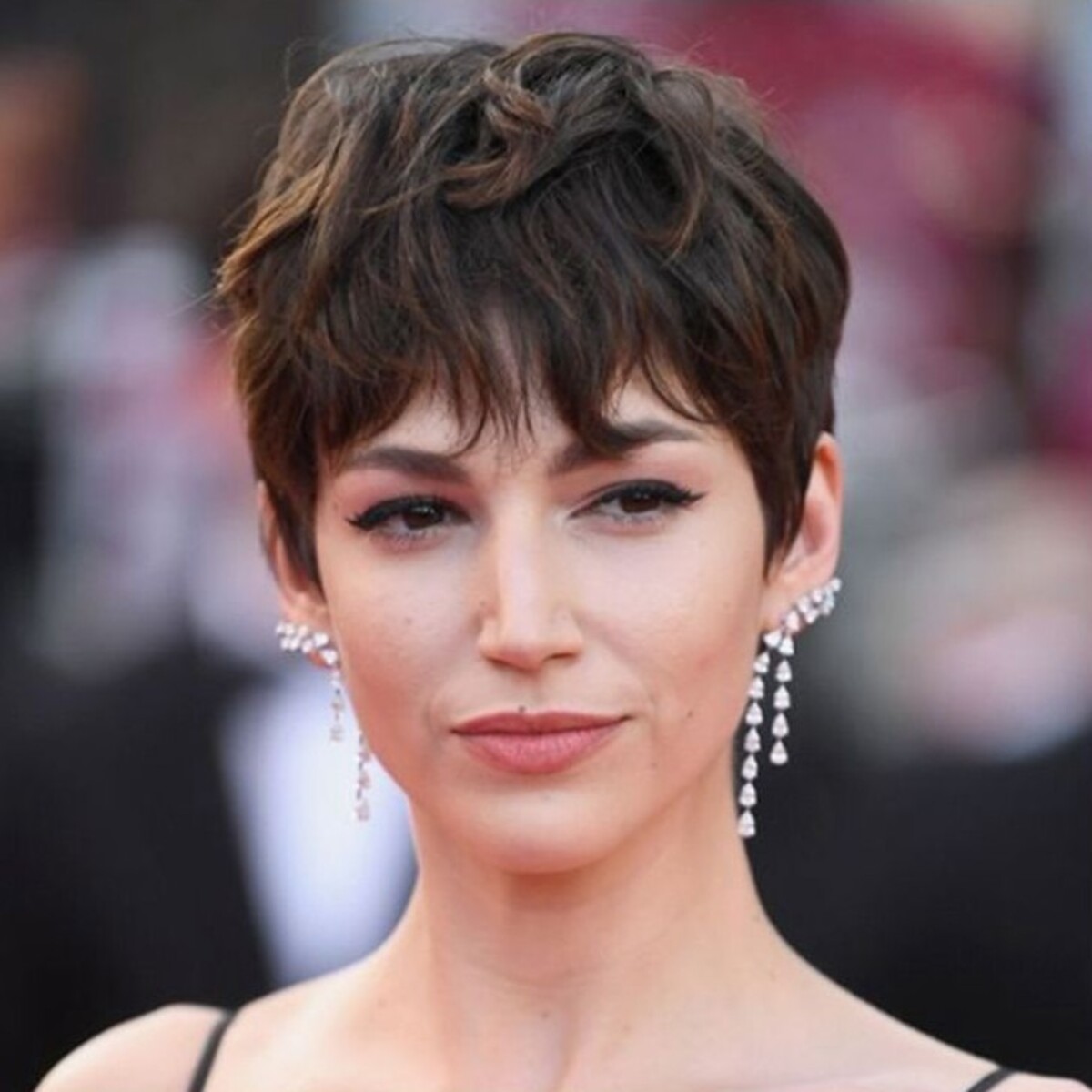 Imagem de corte bixie em mulher jovem branca.