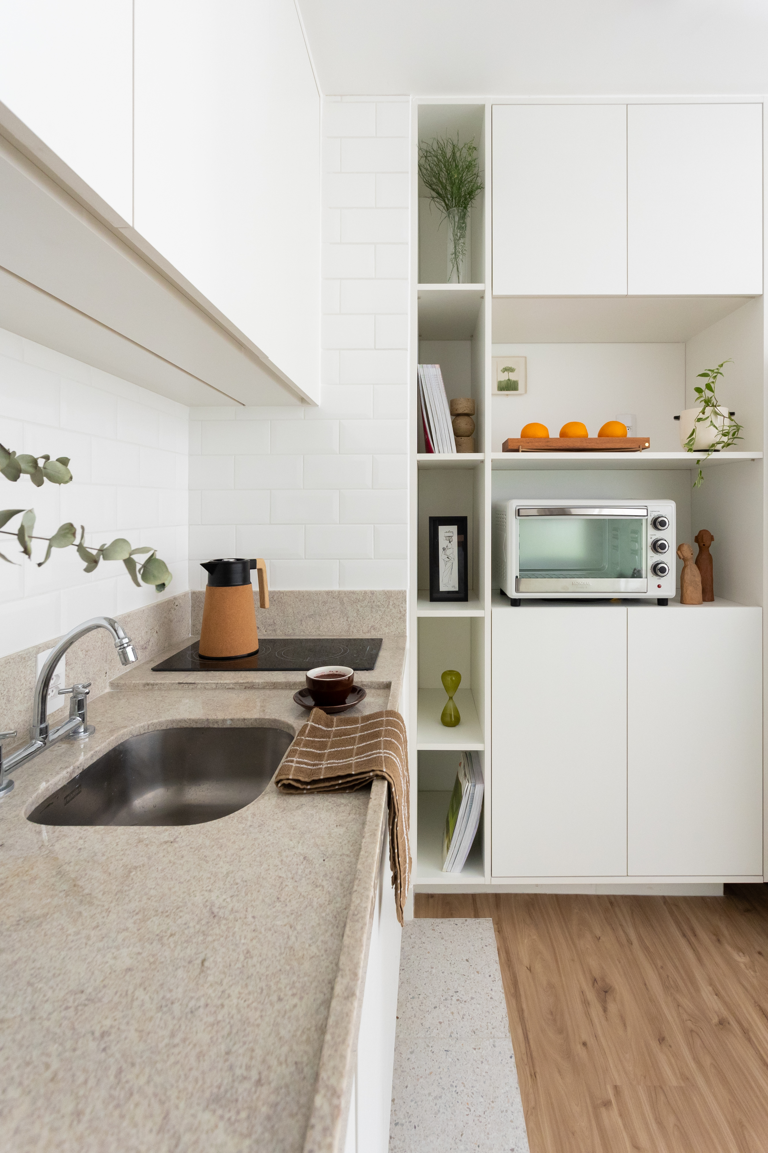 Decora&ccedil;&atilde;o criativa para cozinhas pequenas