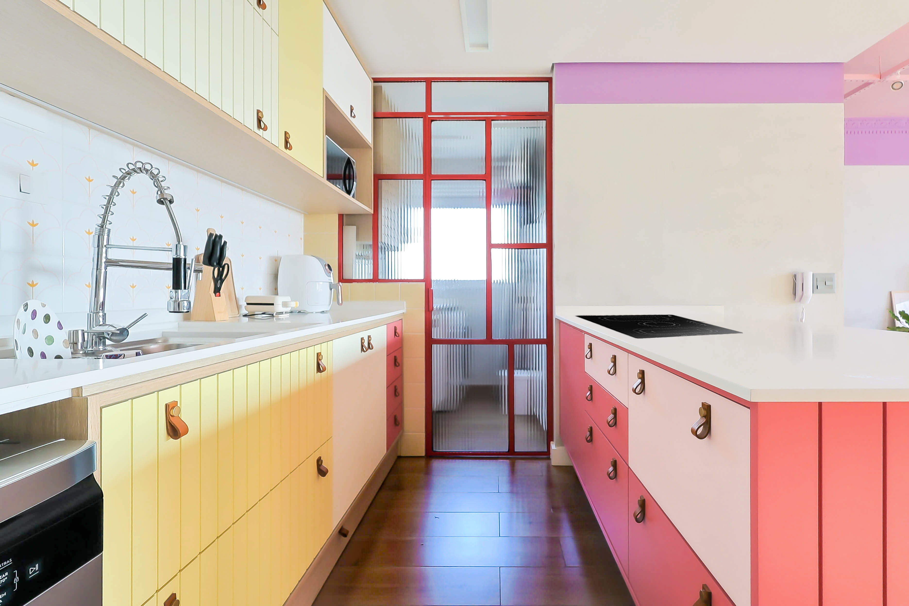 Decora&ccedil;&atilde;o criativa para cozinhas pequenas