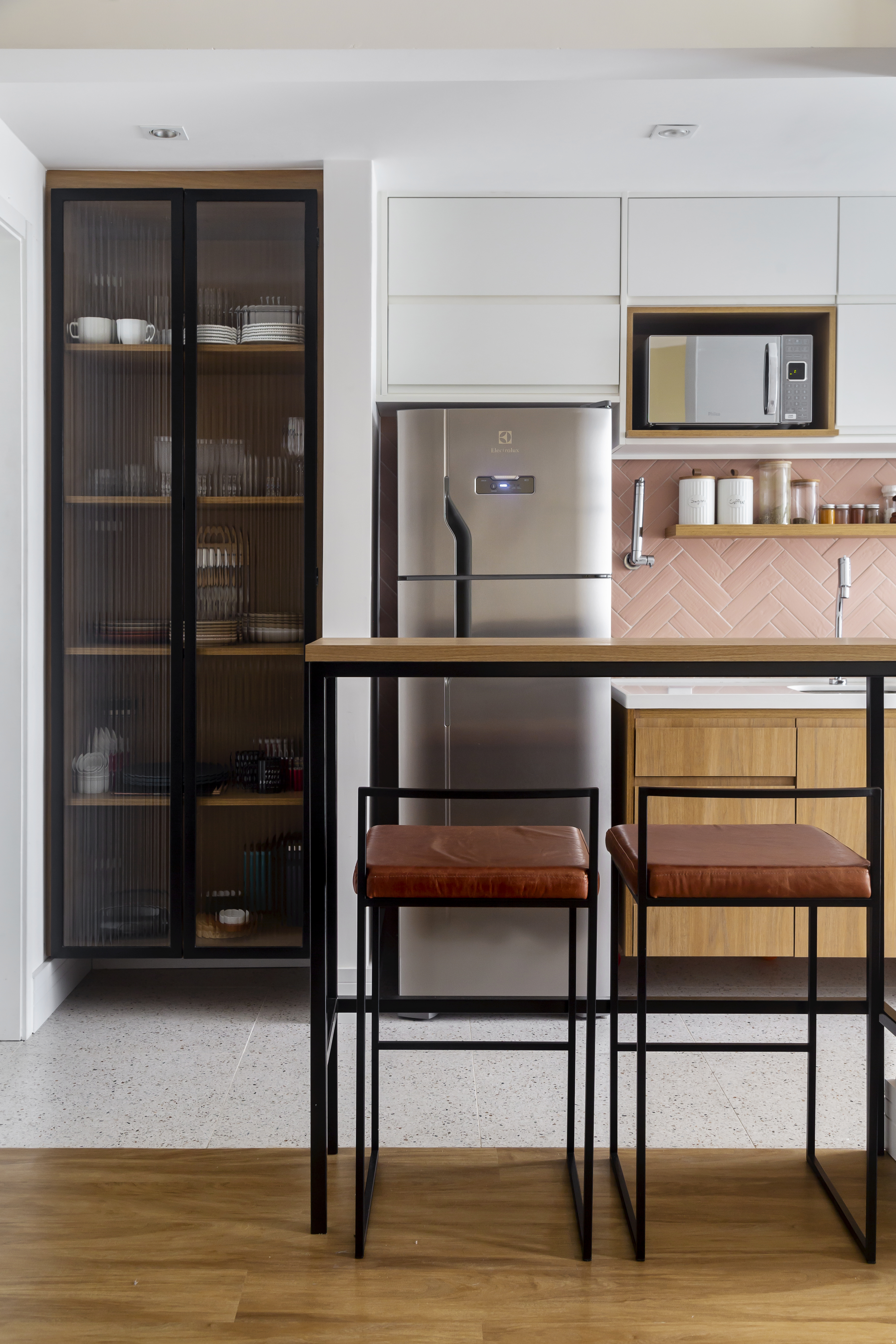 Decora&ccedil;&atilde;o criativa para cozinhas pequenas