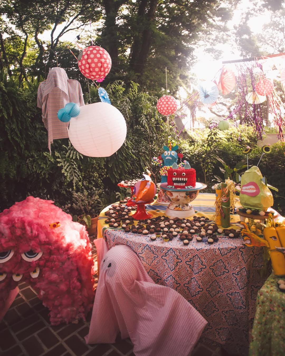 Foto de uma decora&ccedil;&atilde;o simples para uma festa de Dia das Crian&ccedil;as. Nela, h&aacute; uma decora&ccedil;&atilde;o com monstrinhos coloridos