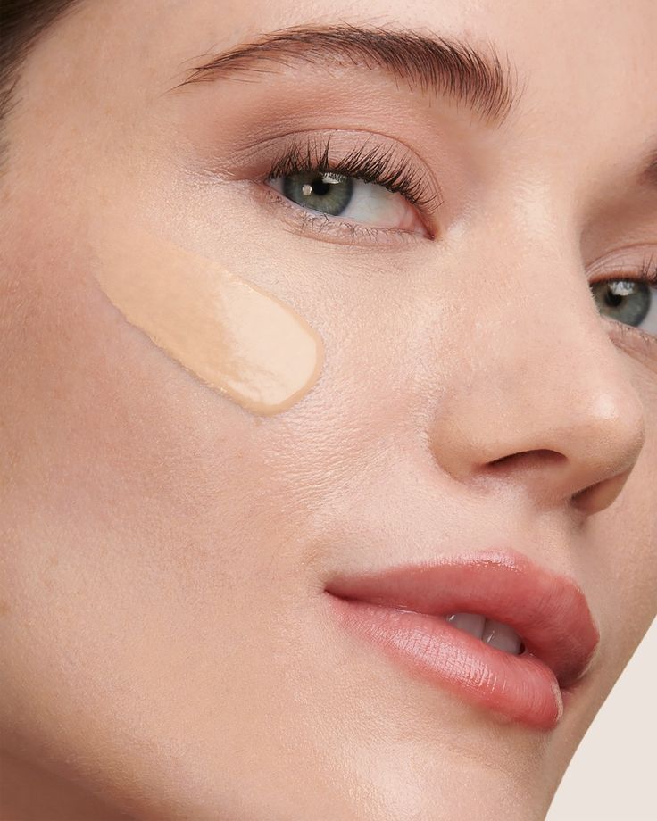 Imagem de mulher testando cor da base.