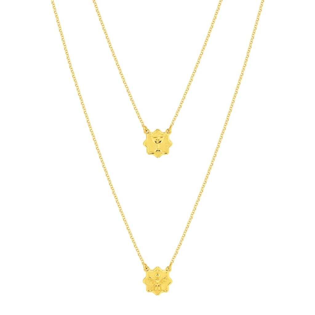 Foto de um escapulário dourado