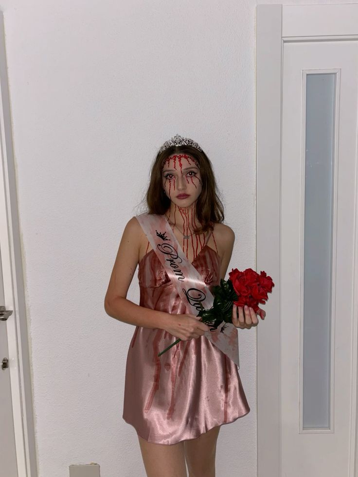 Fantasia inspirada em Carrie, a Estranha, com tiara e maquiagem com sangue falso