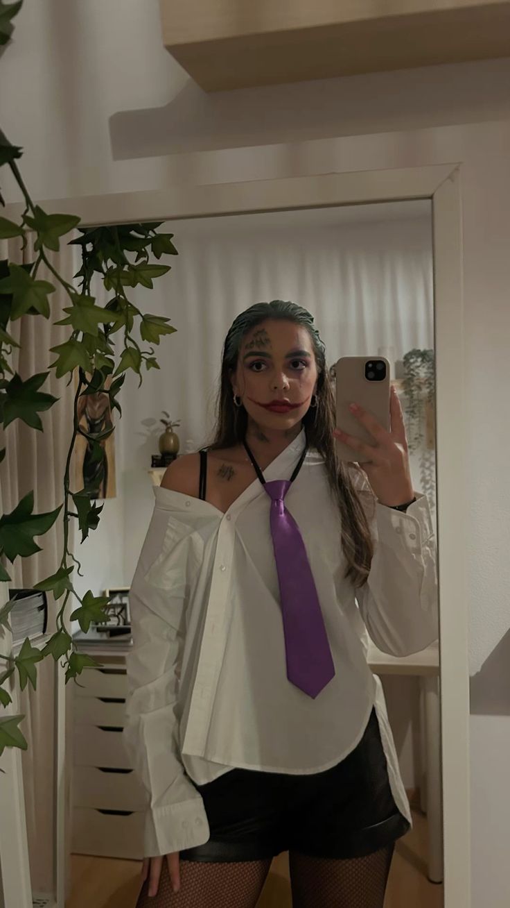 Fantasia feminina inspirada no personagem Coringa