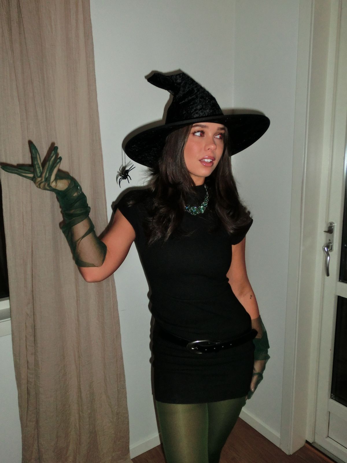 Fantasia de bruxa moderna com vestido preto e chap&eacute;u pontudo