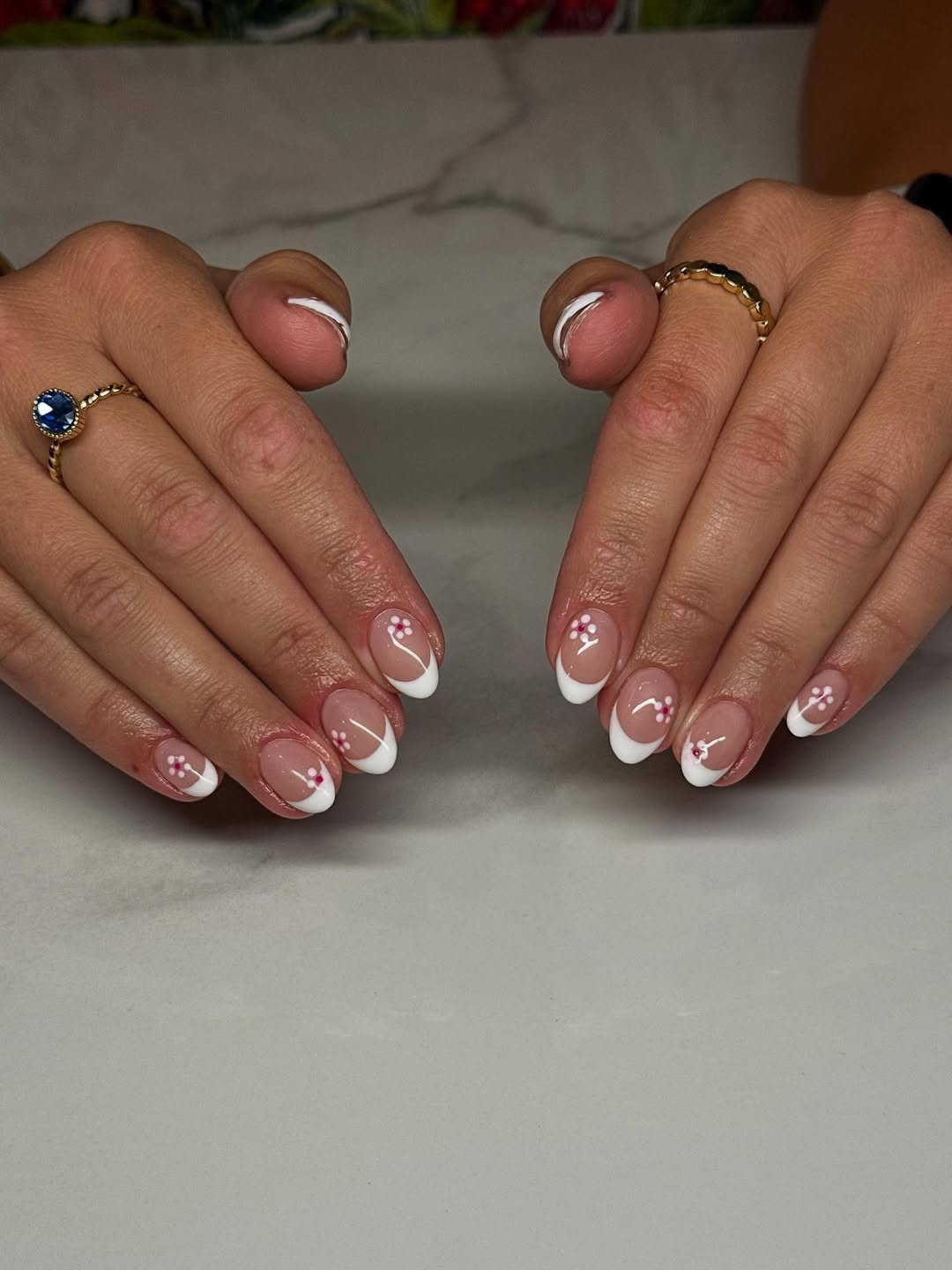Francesinha com flores em branco &eacute; delicada e cheia de charme