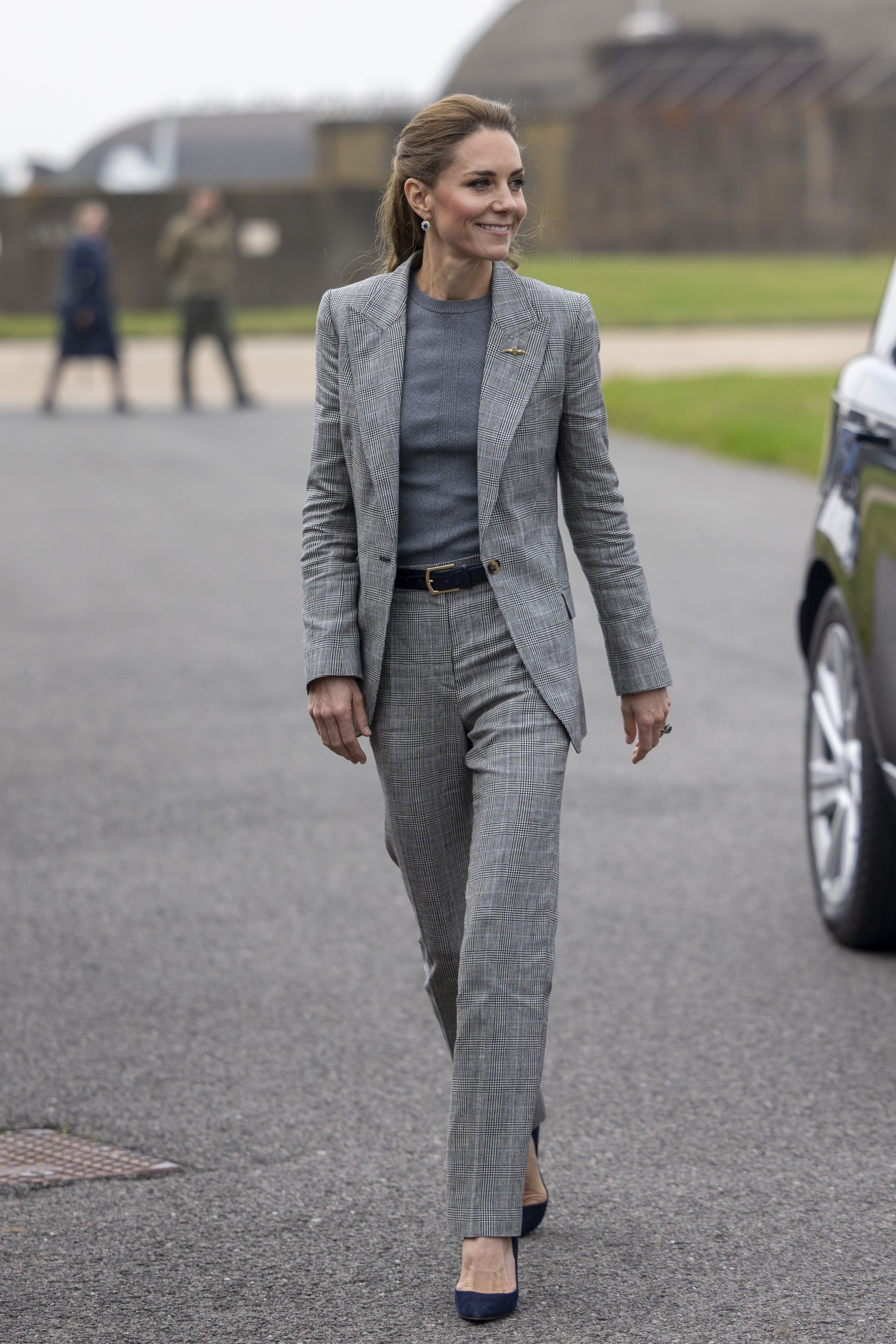 Kate Middleton aposta em terno cinza de alfaiataria para um visual elegante e atemporal