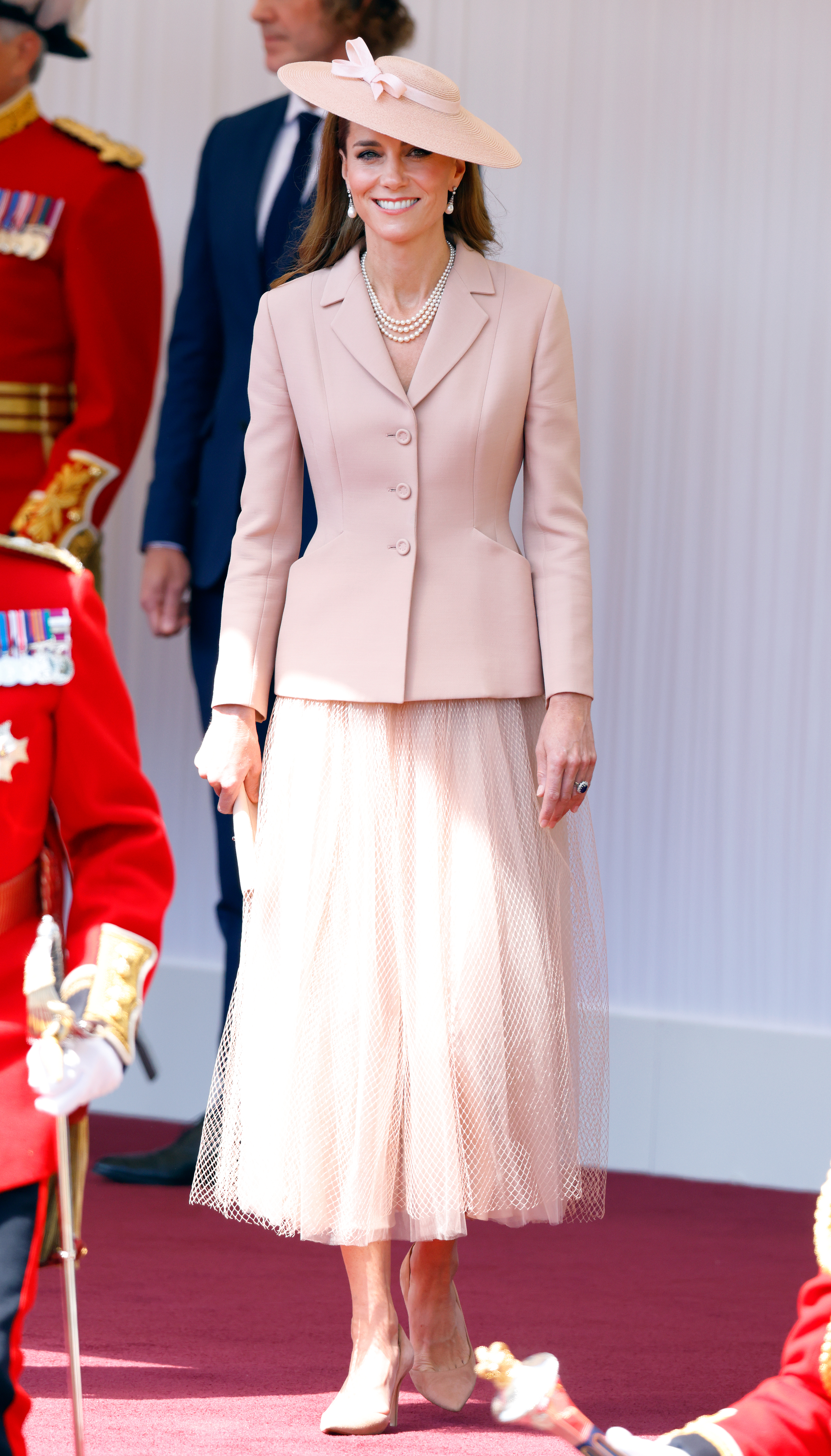 Kate Middleton aposta em look rosa pastel com saia de tule para um visual rom&acirc;ntico e refinado
