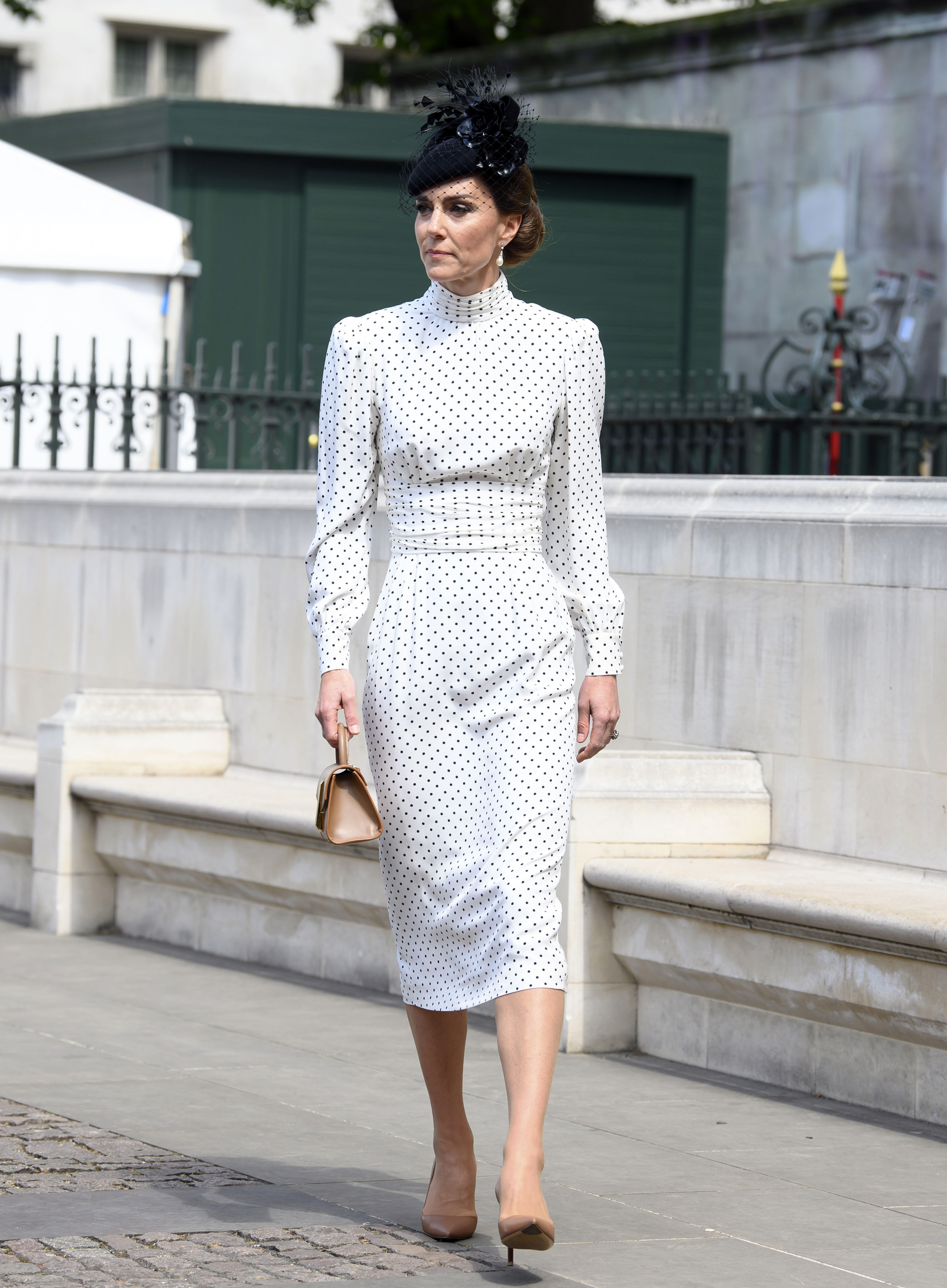 Kate Middleton usa vestido midi de po&aacute;s em look cl&aacute;ssico e elegante