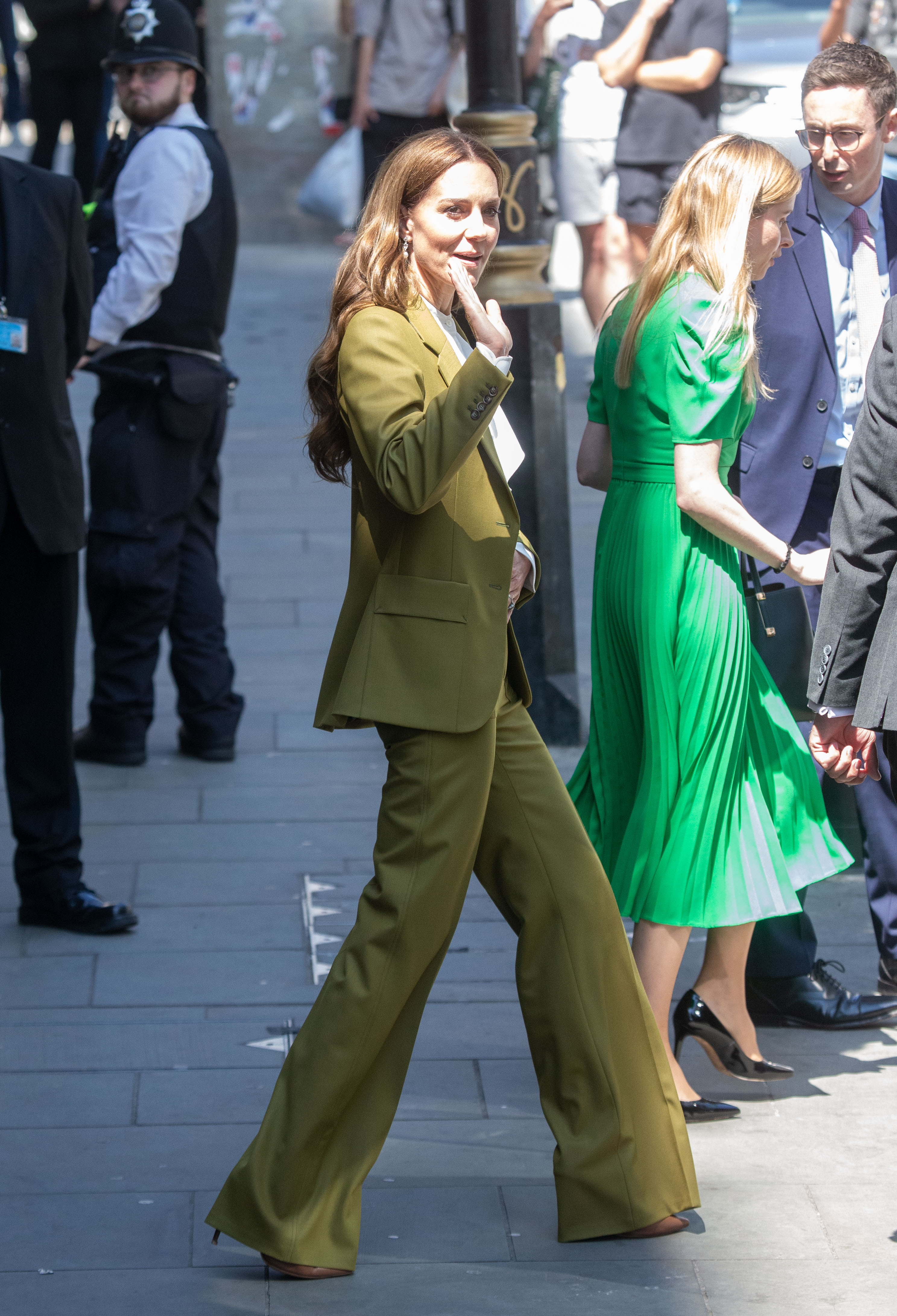 Kate Middleton aposta em look com saia longa e jaqueta em tons terrosos para visual country chic