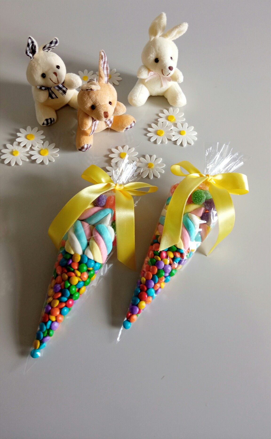 Imagem de lembrancinha para Dia das Crian&ccedil;as cone de doces em saquinho.