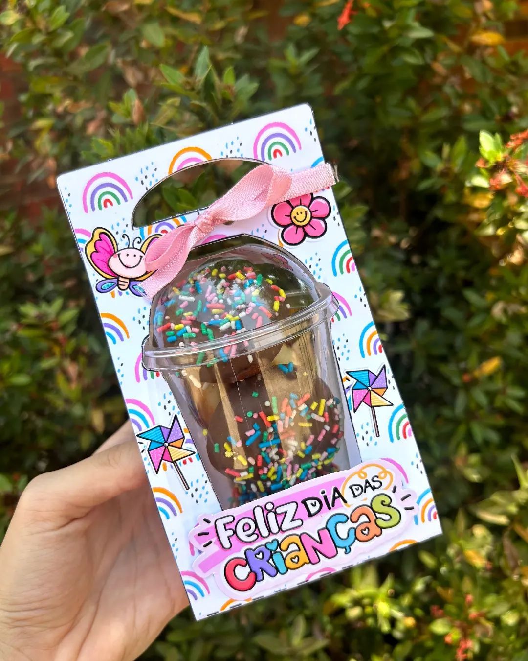 Imagem de lembrancinha para Dia das Crian&ccedil;as, copo com biscoitos de chocolate.