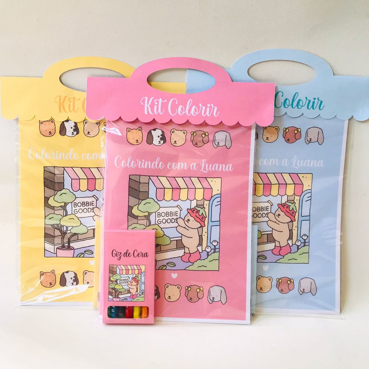 Imagem de lembrancinha kit de pintura Bobbie Goods para crian&ccedil;as nas cores azul, rosa e amarelo.