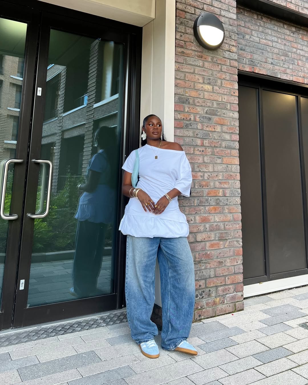 Blusa azul pastel com jeans baggy em look leve para primavera