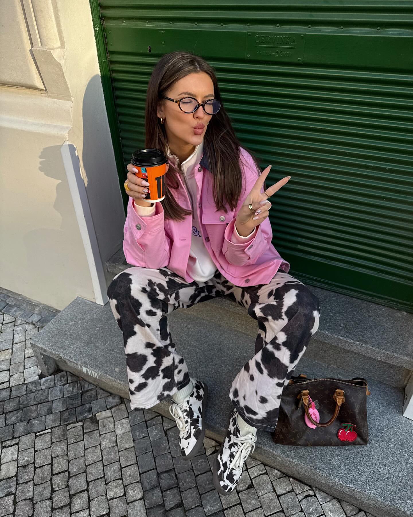Jaqueta rosa com cal&ccedil;a de vaquinha em look descolado