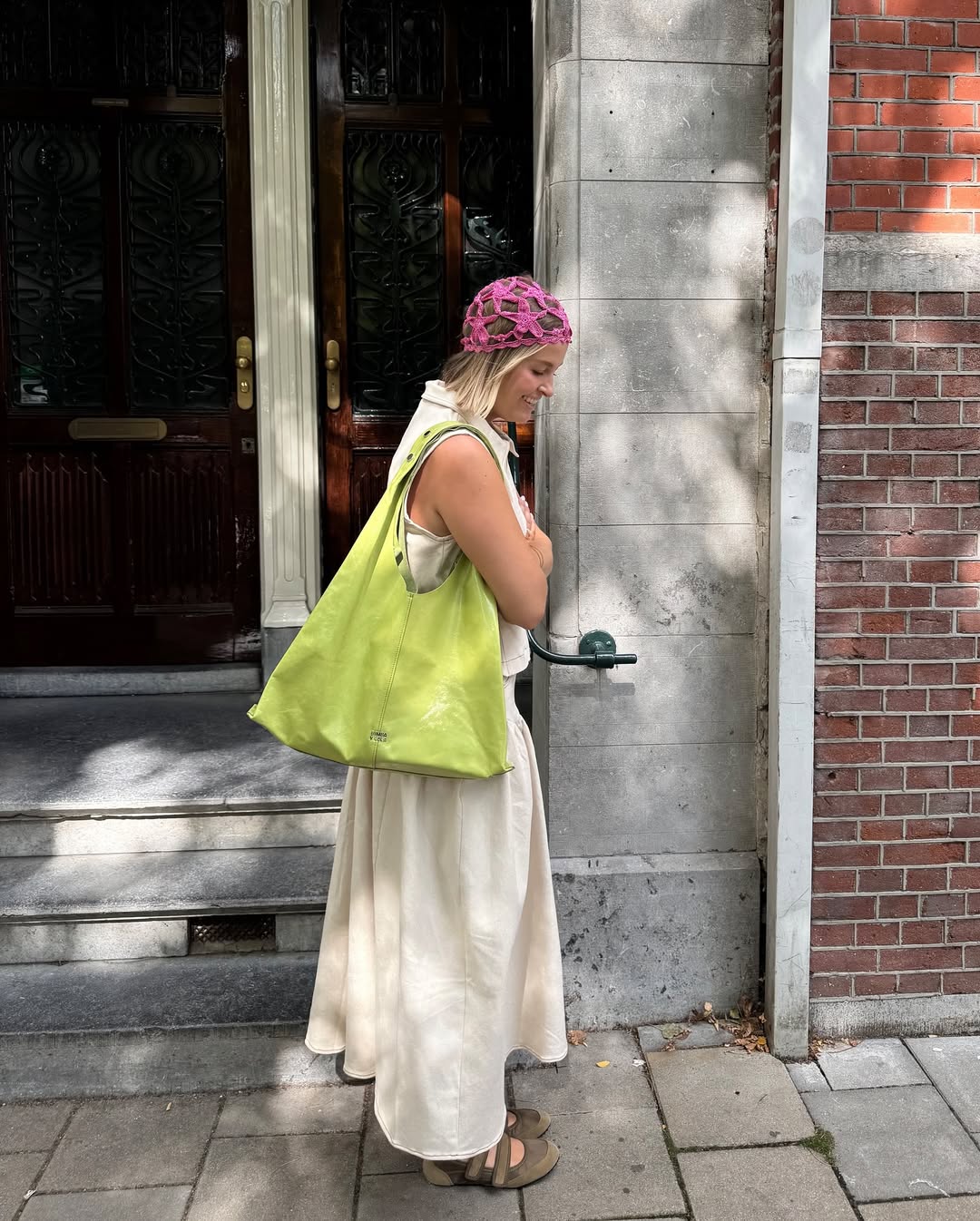 Touca de croch&ecirc; rosa e bolsa verde-lim&atilde;o rejuvenescem o look neutro