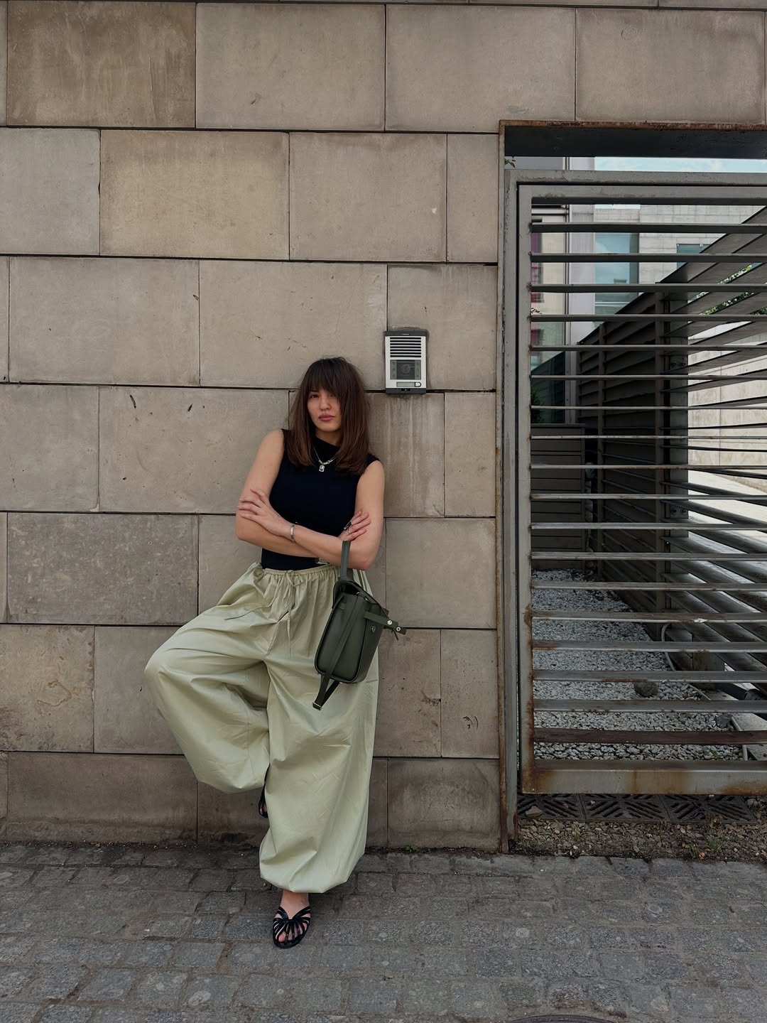 A cal&ccedil;a aladim volta como aposta de conforto e estilo nesta temporada.