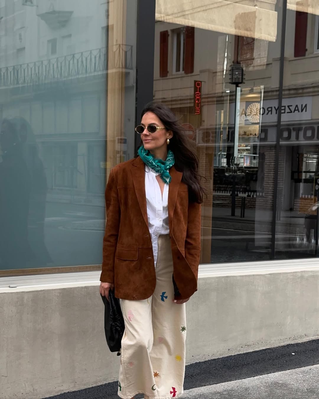 Look com blazer, camiseta, cal&ccedil;a com estampa bordada, len&ccedil;o verde e &oacute;culos de sol