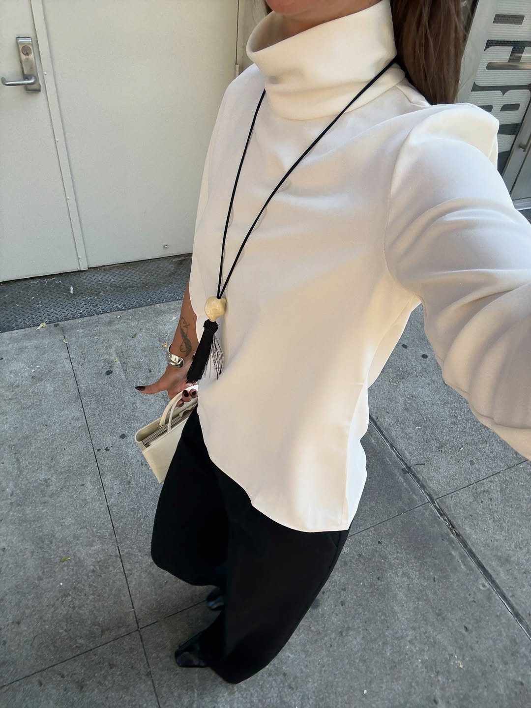 Colar com design moderno valoriza gola alta e traz ar contempor&acirc;neo