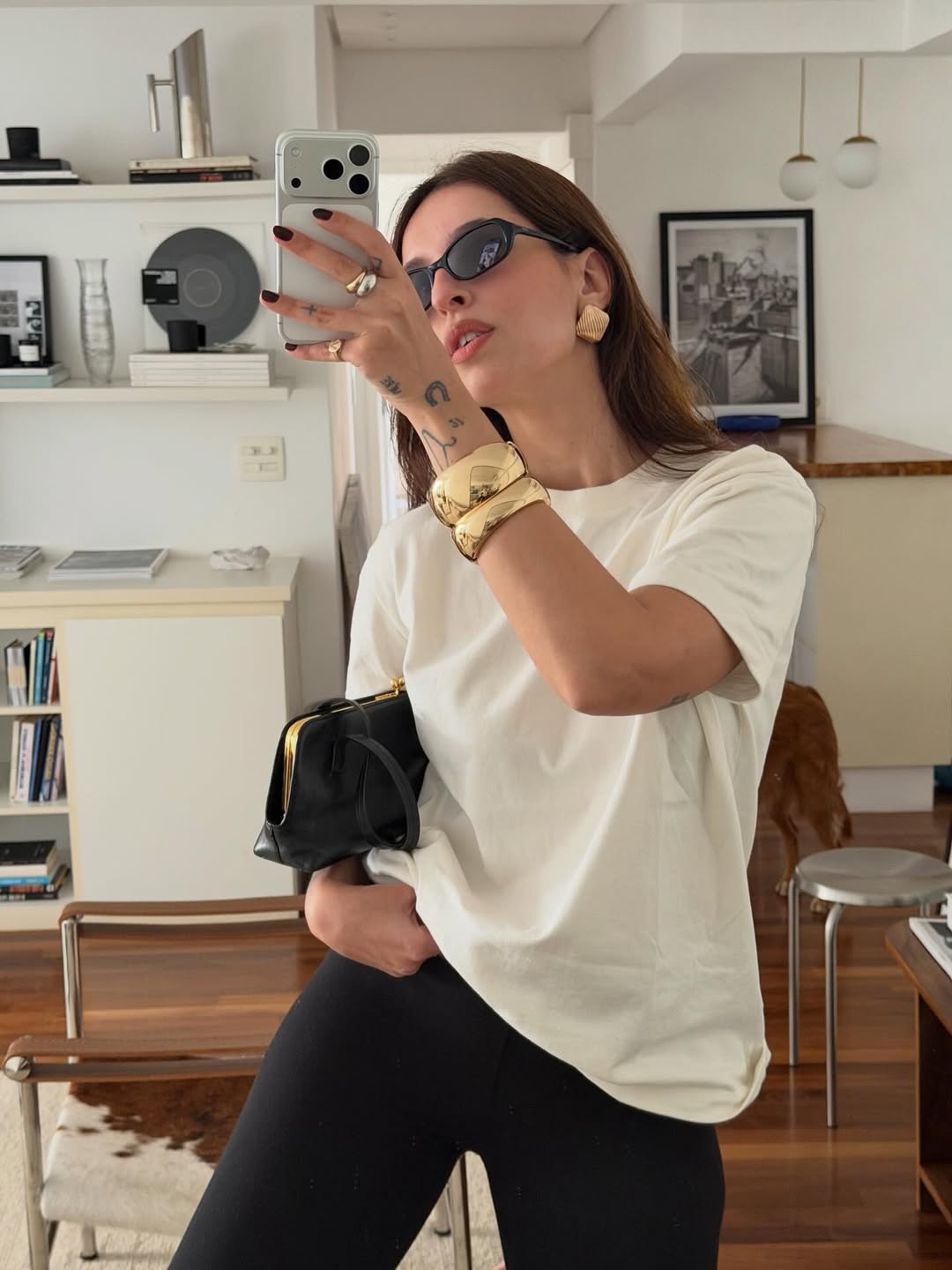 Maxi brincos e pulseiras douradas iluminam e rejuvenescem o look