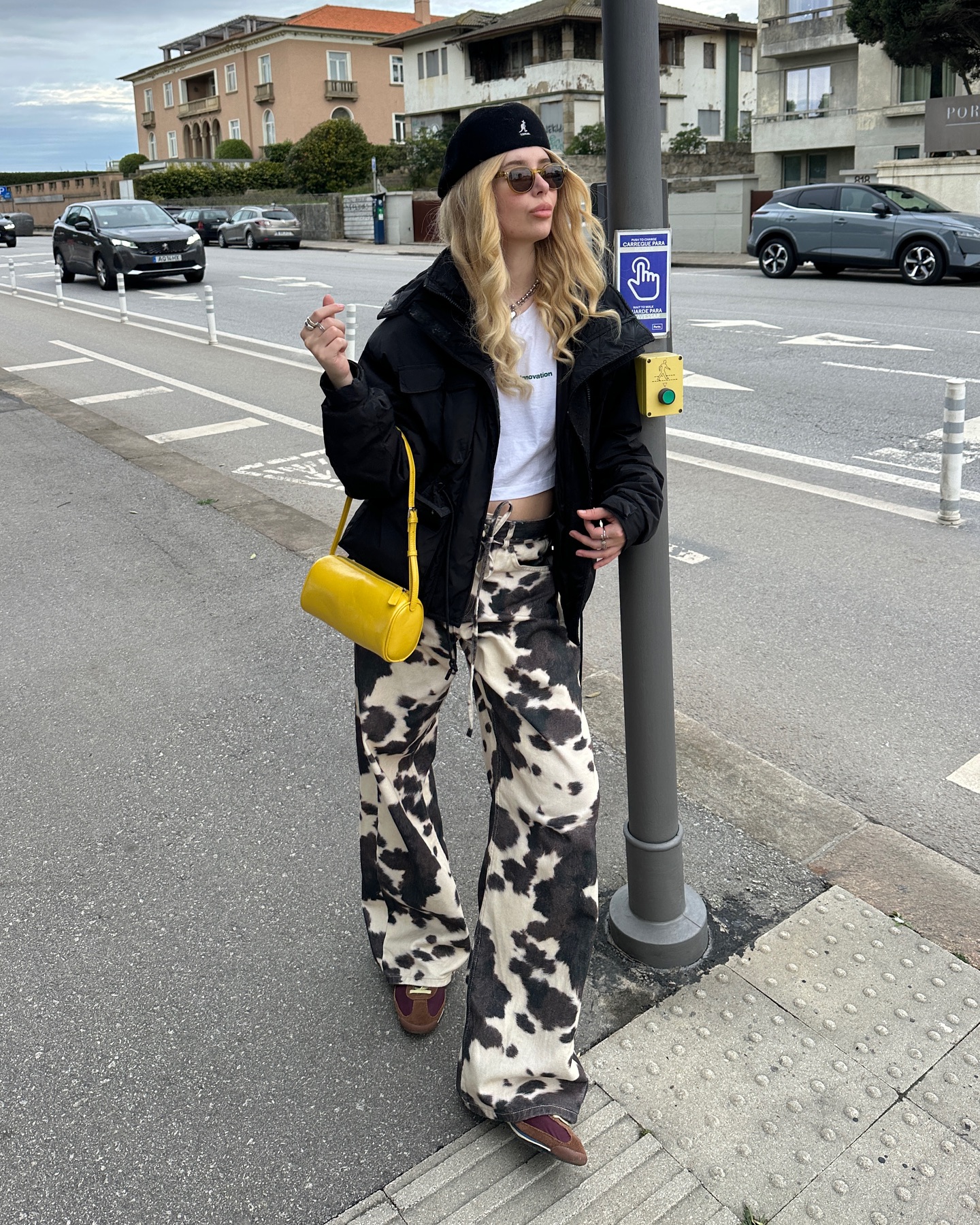 Cal&ccedil;a de vaquinha com jaqueta preta e bolsa amarela