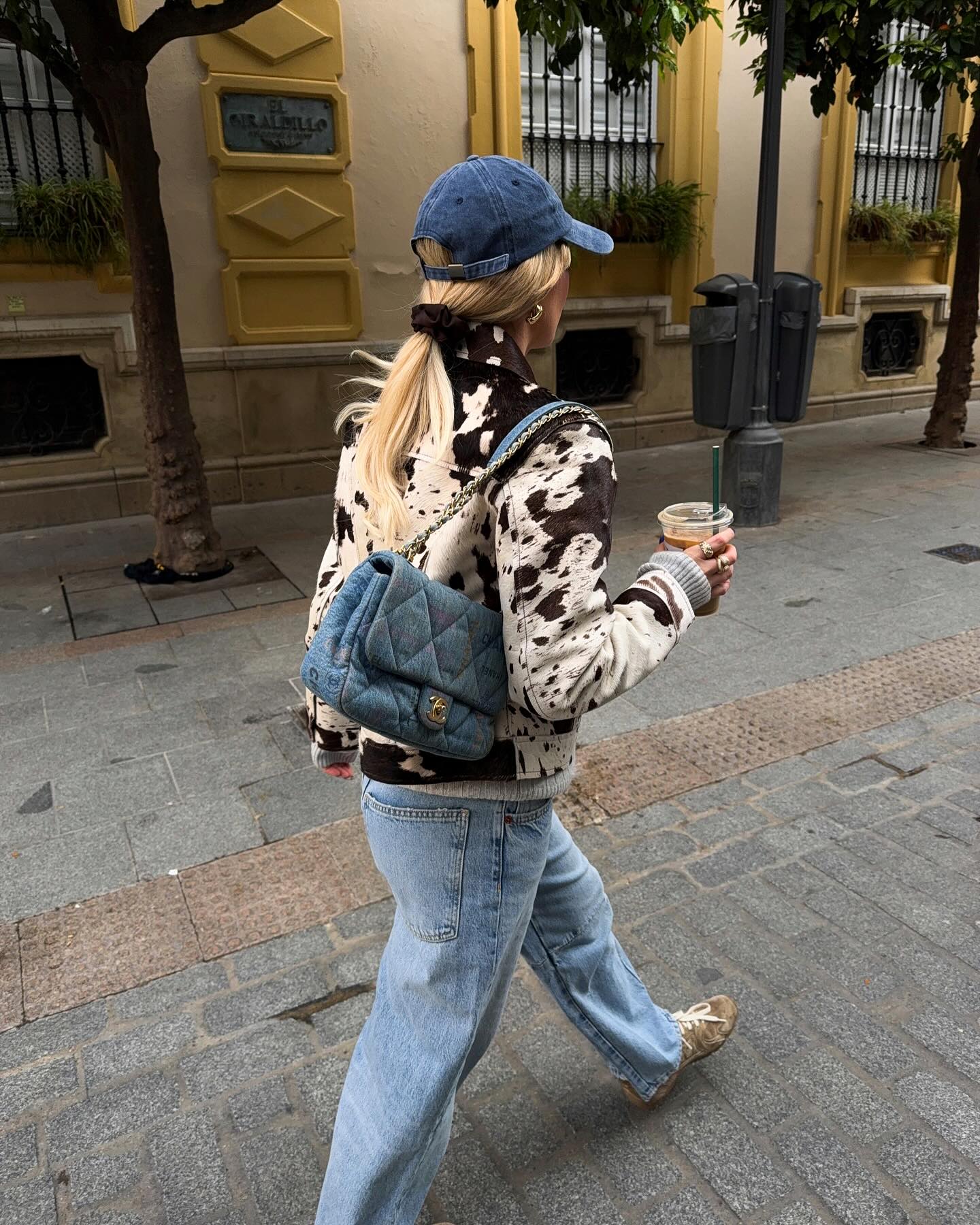 Jaqueta de vaquinha com cal&ccedil;a jeans e bolsa azul