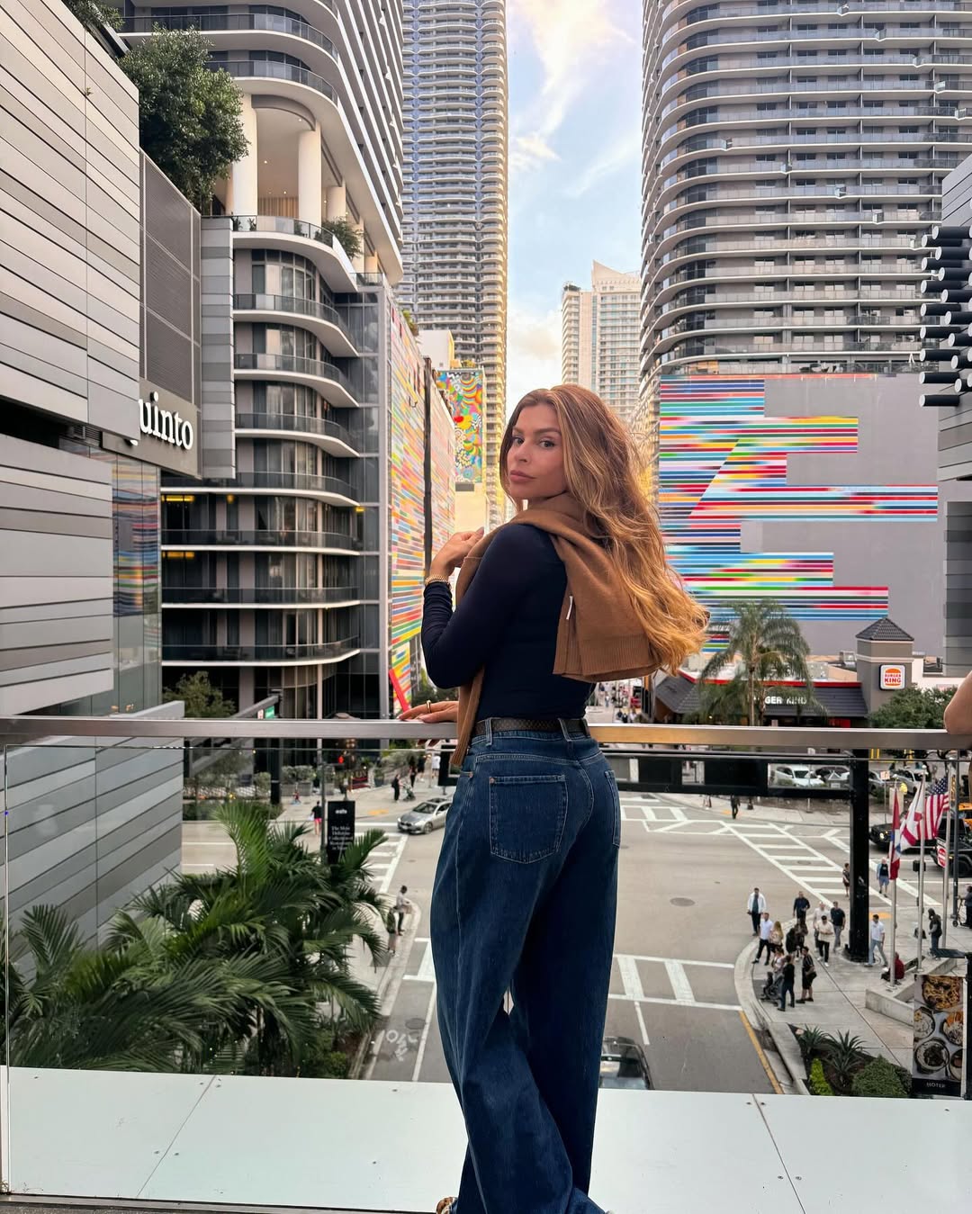 Foto de Grazi Massafera. Ela &eacute; loira e veste blusa preta, moletom marrom e cal&ccedil;a jeans