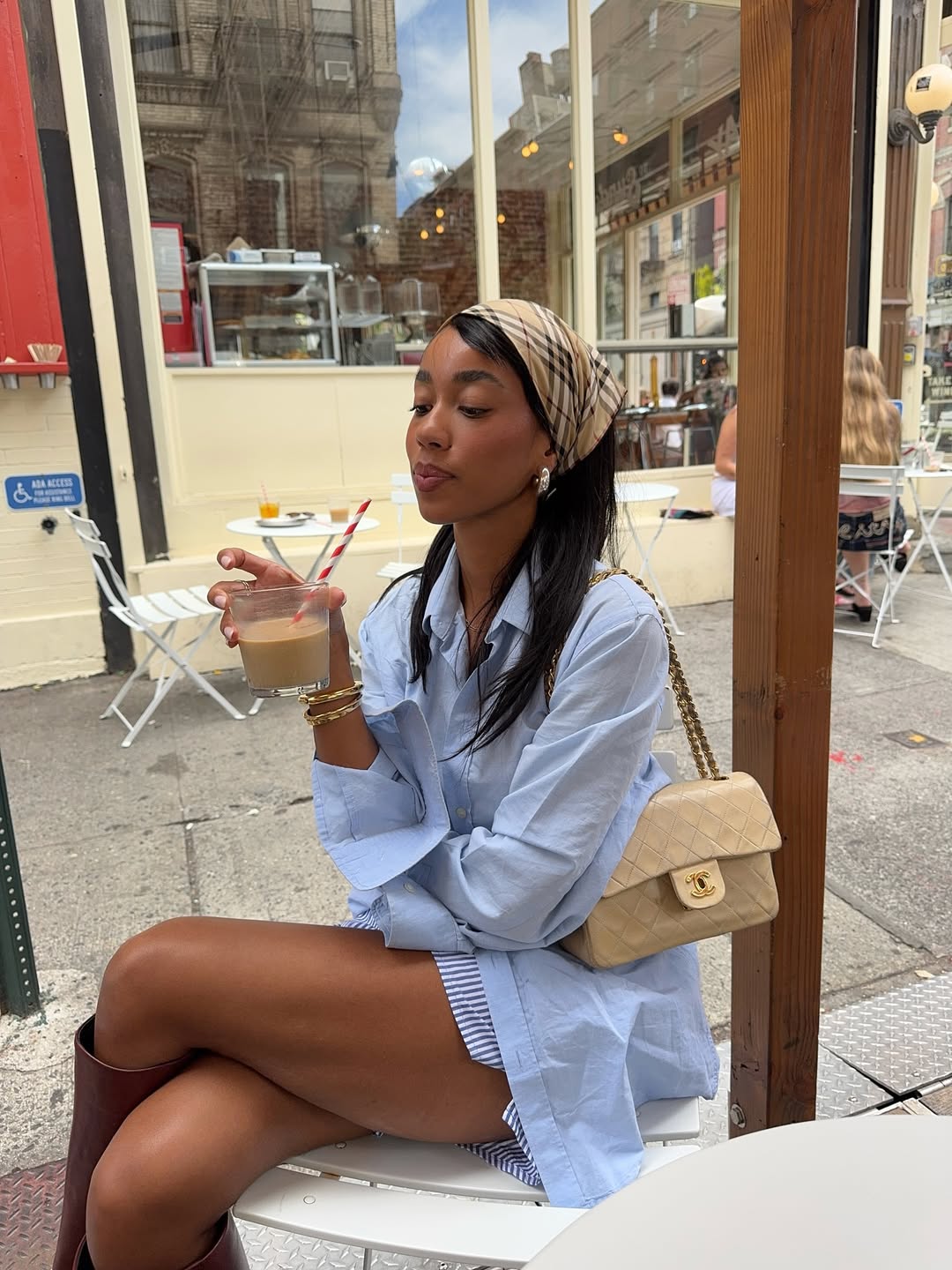 Camisa azul pastel como vestido em look charmoso de primavera