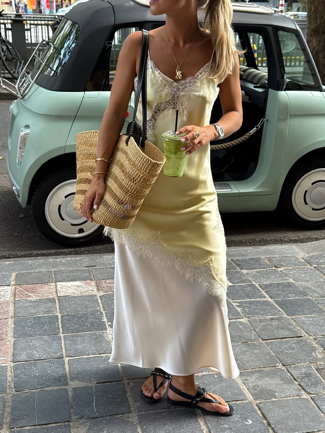 Slip dress amarelo com renda usado de forma casual na primavera