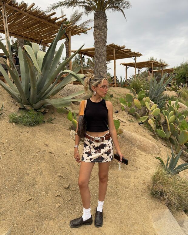 Minissaia de vaquinha com regata preta e acess&oacute;rios marrons