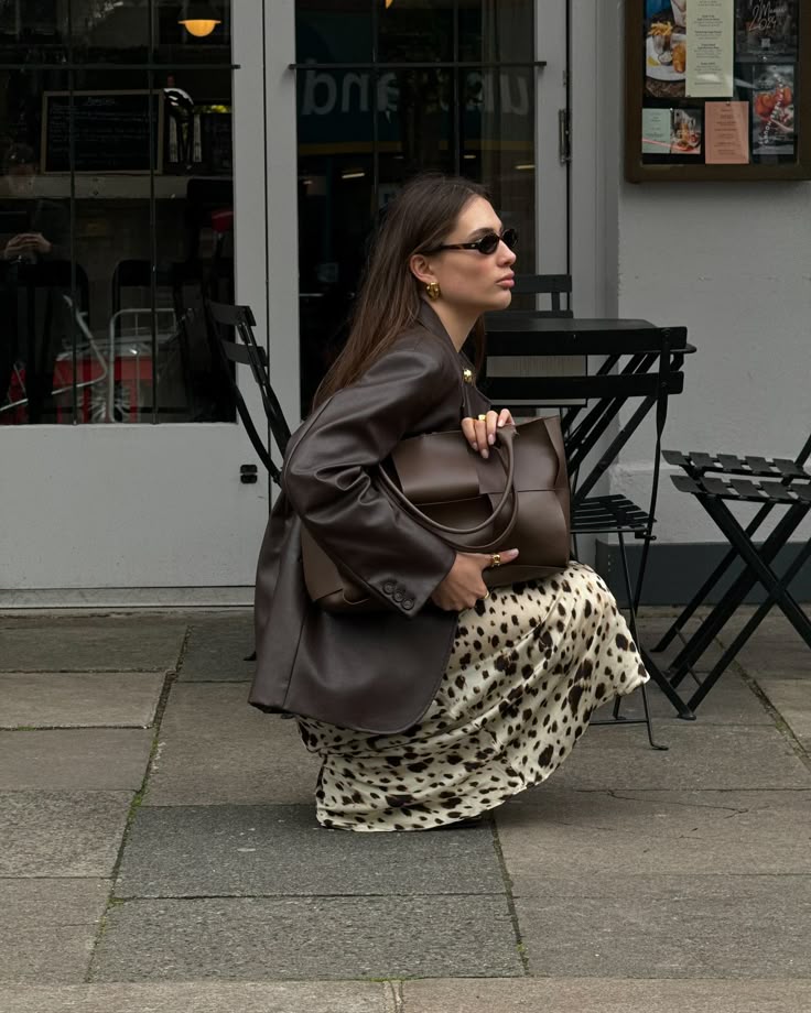 Saia longa de estampa de vaquinha com blazer de couro marrom