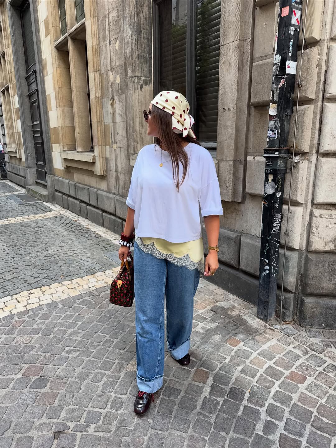 Sobreposi&ccedil;&atilde;o de renda amarela com jeans, camiseta branca e len&ccedil;o estampado