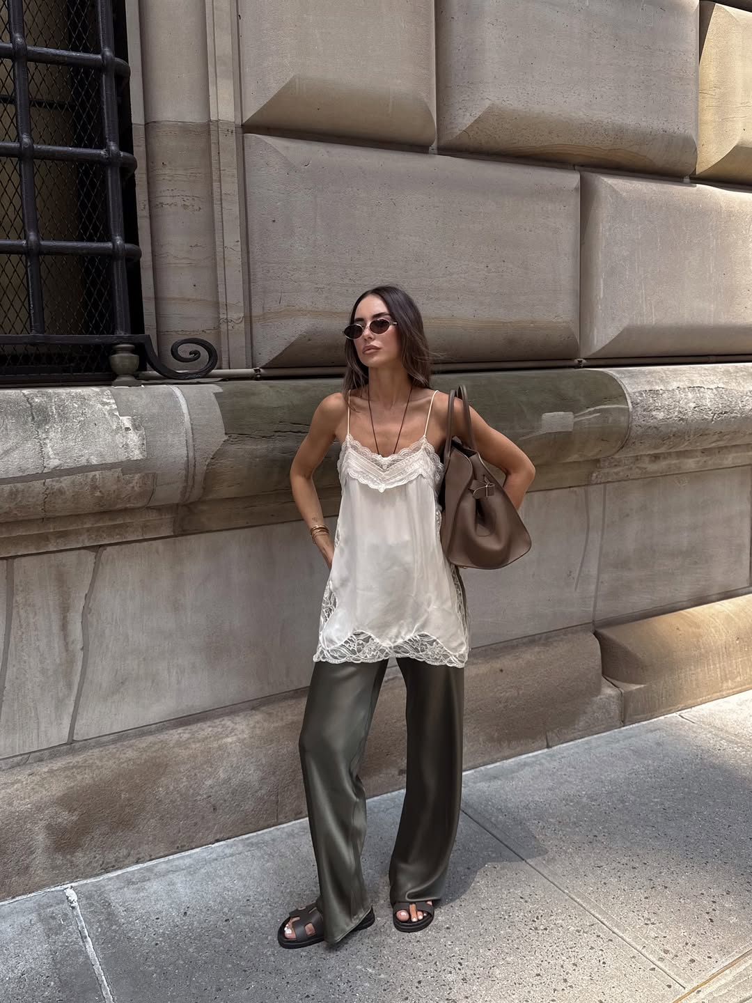 Vestido de seda off-white com renda usado sobre cal&ccedil;a acetinada
