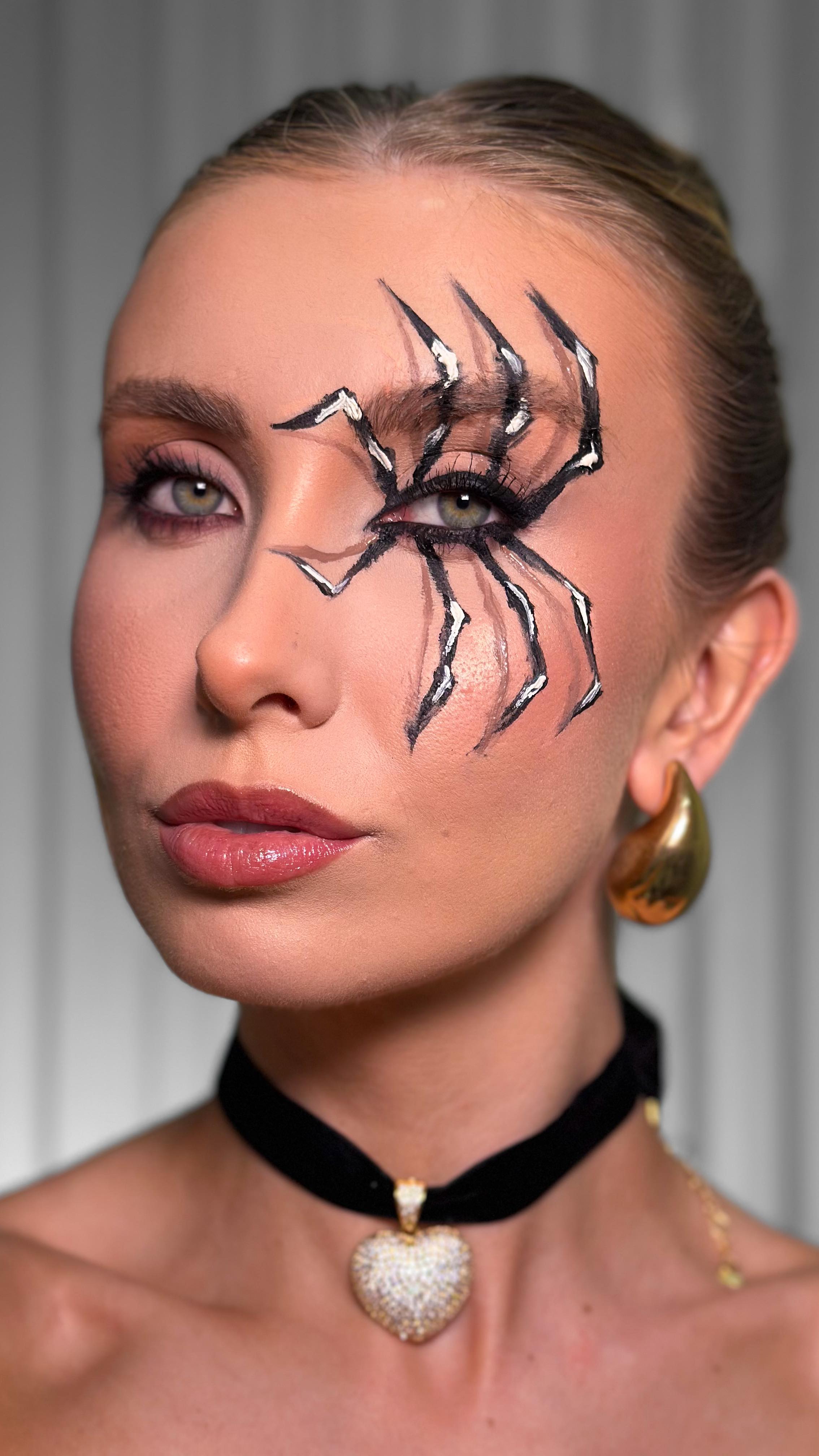 Maquiagem com aranha desenhada no rosto para o Halloween