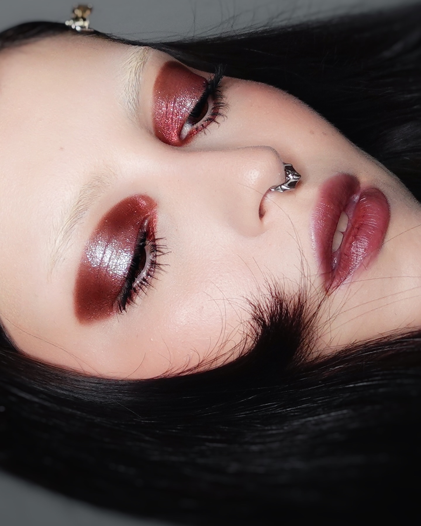 Maquiagem g&oacute;tica com sombra met&aacute;lica e batom escuro para o Halloween