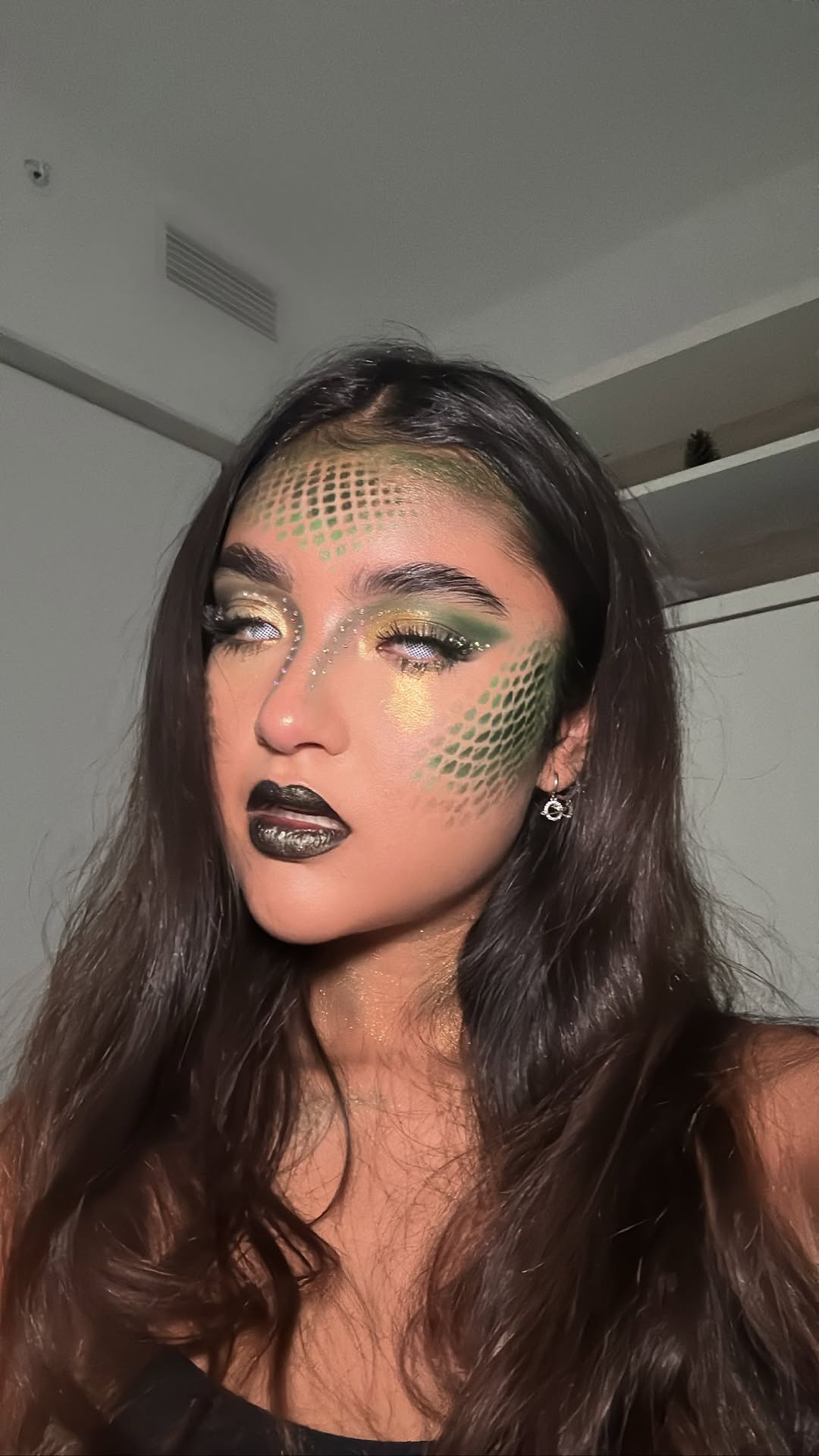 Maquiagem de sereia com efeito de escamas usando meia arrast&atilde;o no Halloween