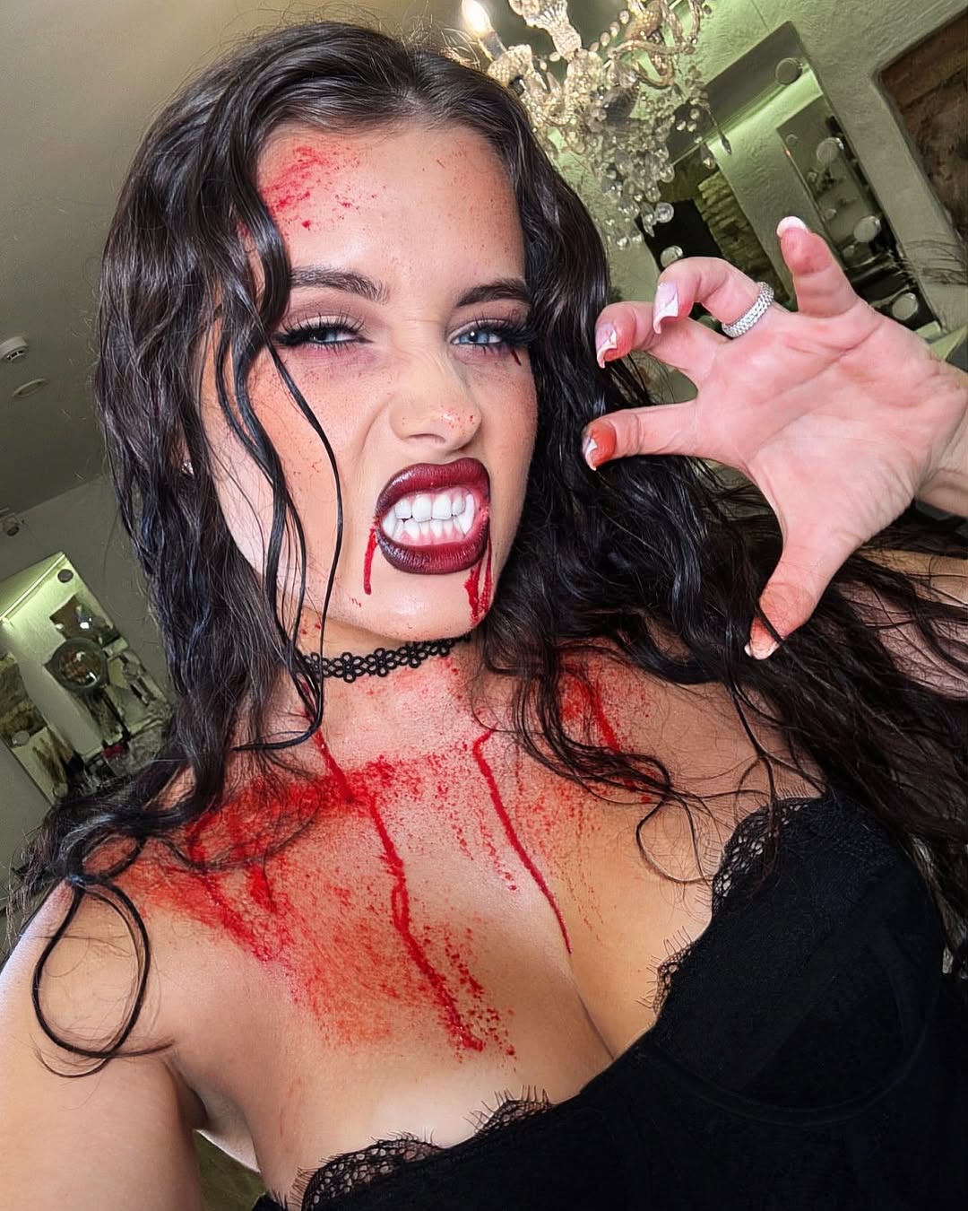 Maquiagem de vampira com sangue falso e batom vinho para o Halloween