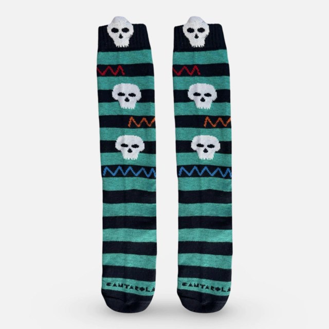 Foto de uma meia verde com caveiras